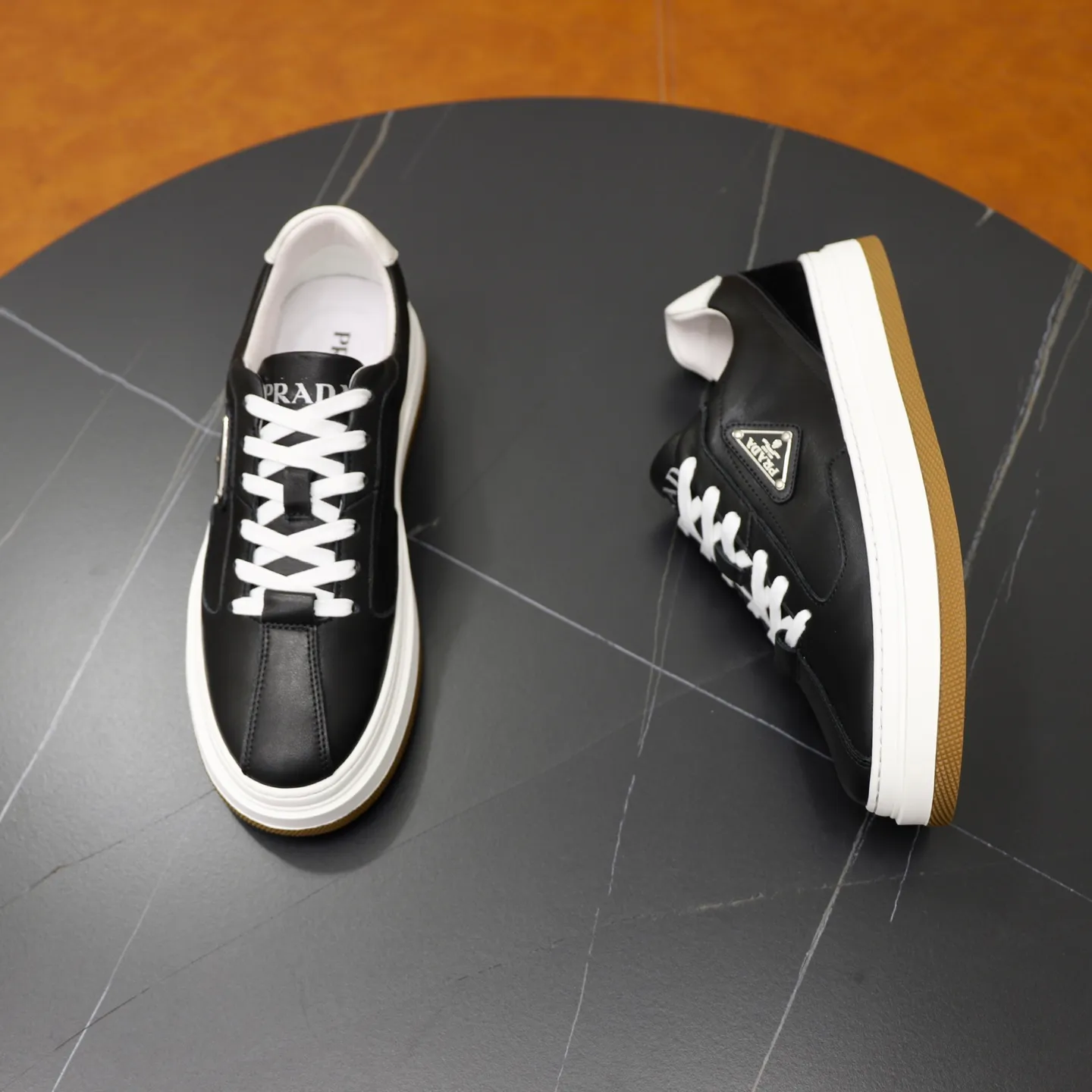 Men's shoes: 440💰🙅‍♂️🙅‍♂️🙅‍♂️ Brand: PRADA Standard code: 38–44 (45 can be customized) Level: Same as the official website Material: Original cowhide fabric Comfortable pigskin lining Lightweight and wear-resistant outsole Style category: Men's fashionable casual shoes and boots Running sneakers Distinguished luxury brand elements Top luxury Color: actual picture color